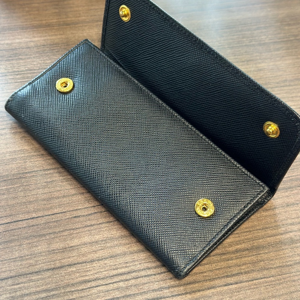 Prada Key Holder
Great used condition
Black saffiano leather, gold hardware - Picture 3 of 13